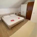 Apartamento By The Bozo Benic Rtina